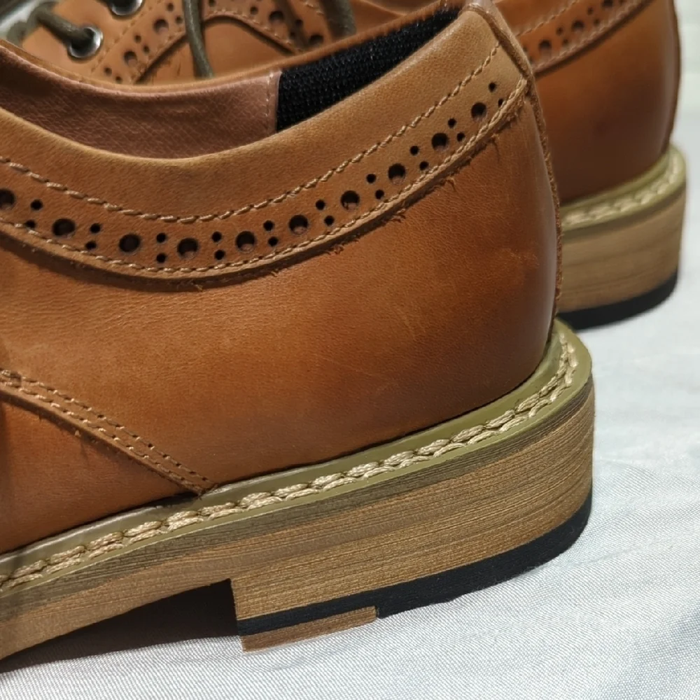Brown Leather Oxford Shoes with Lace-Up Design